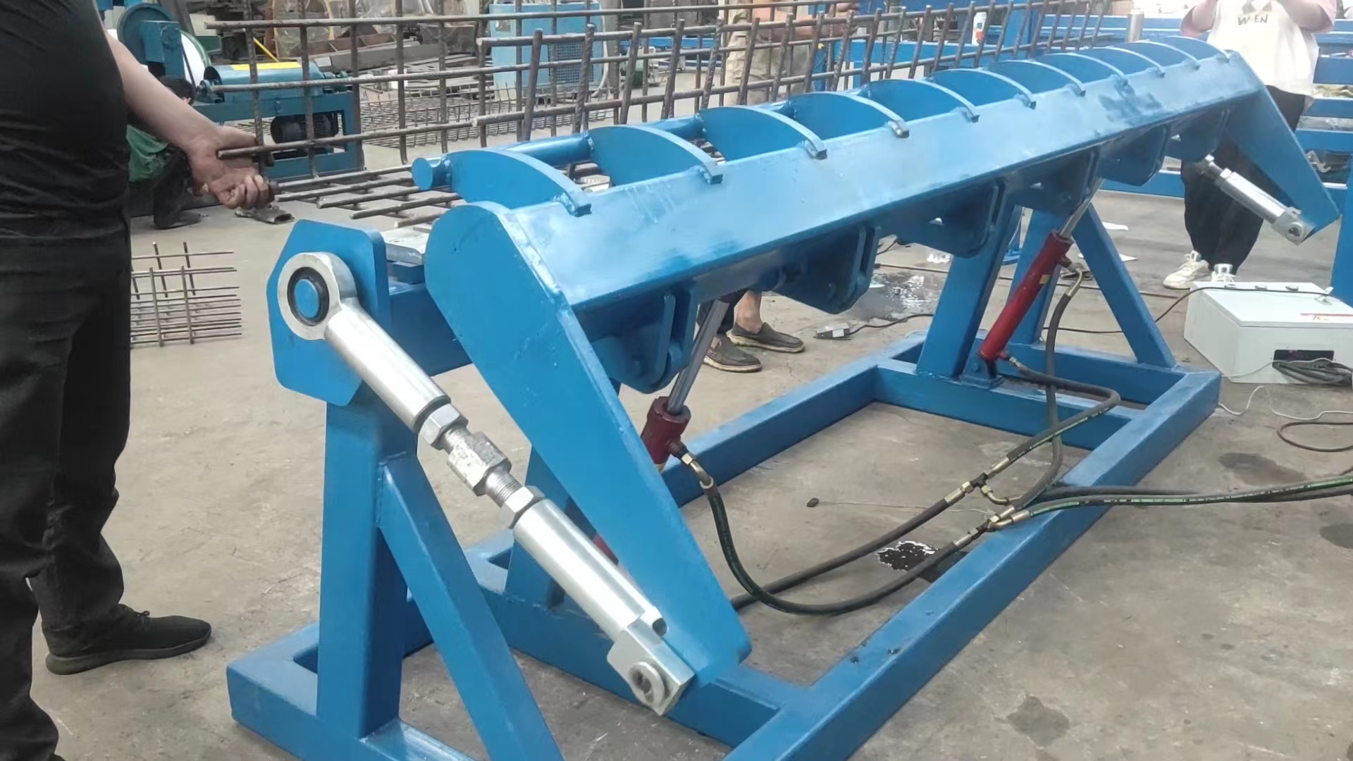 Reinforcement mesh bending machine